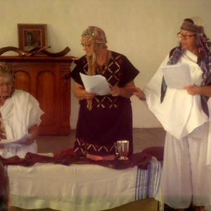 Tess de Kock se skets van ‘n antieke Joodse Bruilof word opgevoer, met vlnr Amanda Woest, Dineke Stecher en Tess de Kock